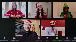 Virtuelle Weihnachtsgrüße an die Jugendliche senden Lea Giese (v. l.), Jens Petri, Lisa Apfel, Emanuel Kuderna und Laura Genthner von der Mobilen Jugendarbeit Brühl/Ketsch/Walldorf.