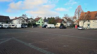 Die auf dem Messplatz abgestellten Wohnmobile und Wohnwagen sind dem Gemeinderat schon länger ein Dorn im Auge – nun soll eine Höhenbegrenzung das Parken nur noch für Pkw ermöglichen.