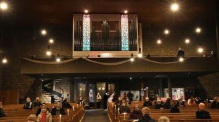Mit wegen der Pandemie eingeschränktem Zuhörerkreis kann die neue Orgel zum ersten Mal erklingen. Sie macht durch zwei Lichtsäulen auch optisch etwas her.