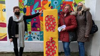 Heimleitung des Jugendheims St. Agnes, Traudl Bellon (v. l.), nimmt von Sophia Bien-roth und Sonja Seyfang die Weihnachtsgeschenke für die Kinder in Empfang.