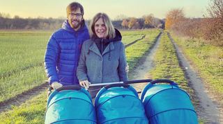 Andreas und Catharina Frank genießen frische Luft mit ihren Drillingen. Mittlerweile haben sie die Wege gefunden, auf denen sie mit dem großen Wagen fahren können.