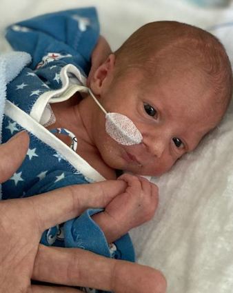 Festhalten am Papa: Jonas musste sieben Tage länger in der Klinik bleiben.