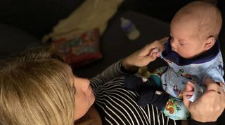 Auf Mamas Schoß ist’s am allerschönsten: Bastian genießt hier die Zweisamkeit mit Mama Catharina nach dem Fläschchen.