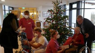 Geschenke unterm Weihnachtsbaum: Für die Bewohner gibt es liebevoll gepackte Geschenktütchen im Caritas-Altenzentrum Sancta Maria in Plankstadt.