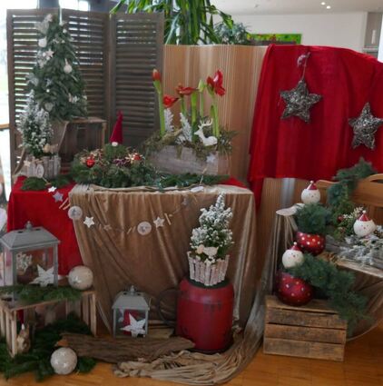 Diese weihnachtliche Dekoration grüßt im Eingangsbereich des Caritas-Altenzen-trums Sancta Maria in Plankstadt.