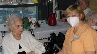 Karin Kempke (r.) kümmert sich während einer kleinen Weihnachtsfeier um Bewohnerin Carmen Cordon-Diaz im GRN-Seniorenzentrum.