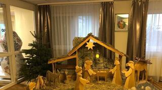 Bereit für die Feiertage: Im B+O-Seniorenzentrum in Brühl steht sogar eine Krippe aus Holz.