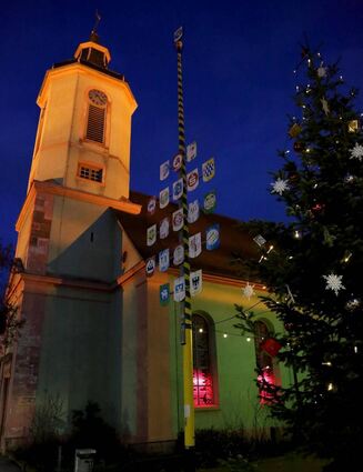 Jeden Abend erstrahlt die evangelische Kirche an den Weihnachtstagen in einem anderen Licht – ein neues Konzept.