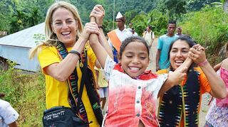 Die Charity-Botschafterin von PM-International, Vicki Sorg (l.), will Kindern durch nachhaltigen Spendeneinsatz eine Perspektive geben.