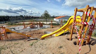 <p>Drei Rutschen und das große Klettergerüst stehen schon - Bürgermeister Gunther Hoffmann hofft, dass der neue Spielplatz noch vor dem Herbst fertiggestellt ist.</p>
