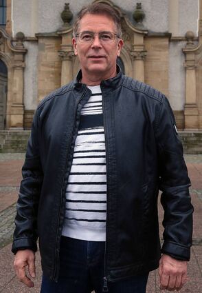 Für Roland Wolff ist die Evangelische Stadtkirche das schönste Gebäude Hocken-heims. Deshalb haben wir den 61-Jährigen vor deren Eingang fotografiert.