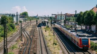 So sieht der Bahnhofsbereich heute aus. Das Bild wurde am Tag genau 150 Jahre nach der Eröffnung der Rheintalbahn von der Carl-Theodor-Brücke aus aufgenommen.