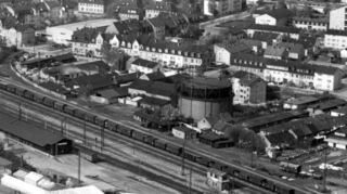 Dieses Bild stammt aus dem Jahr 1962: Der Blick Richtung Oststadt hinter der Bahnlinie zeigt das ehemalige Gaswerk (M.), rechts daneben die Scheffelsiedlung und das Sägewerk Engelhorn.