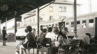 Ein Blick auf den Bahnsteig aus dem Jahre 1976. Auf Gleis 1 ist gerade ein Nahverkehrszug eingefahren.