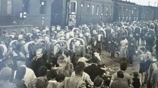Im Zweiten Weltkrieg wurde die Bahn sehr viel für Truppentransporte genutzt. Hier kommen Soldaten der Schwetzinger Panzerkaserne auf dem Bahnhof an.