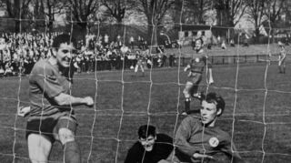 Rückblende: Georg Baust (l.) schoss das erste Tor des SV 98 im neuen Stadion. Er war ursprünglich Keeper und mutierte dann zu einem typischen Stoßstürmer. In seinem ersten Jahr beim SV 98 traf er 16 Mal.