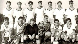 Das war die Mannschaft des SV 98 Schwetzingen in der Saison 1969/70 in der ersten Amateurliga. Das Bild zeigt die Spieler nach der Erringung des badischen Pokals: (hinten v. l.) Fritz Münch, Hermann Eberle, Karl Christ, Roland Purkl, Volker Zimmermann, Wolfgang Giersdorf, Dieter Lamm; (knieend v. l.) Walter Kull, Ruprecht Engel, Wolfgang Trispel, Egon Welker, Georg Baust und Gerhard Kufner. Auf dem Bild fehlen Werner Köhl und Karlheinz Schreiner.