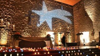 Der Stern von Bethlehem prangt an der steinernen Wand und weist den Weg – für manchen Besucher vielleicht auch durch diese herausfordernde Zeit. In der Christkönigkirche herrscht eine herzerwärmende Atmosphäre.