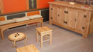 Ein Schrank, zwei Hocker, ein Beistelltisch und eine Sitzbank – alle aus Holz von Helmut Spieß gefertigt – ergänzen die bisherigen Ausstellungsstücke im römischen Teil des Gemeindemuseums.