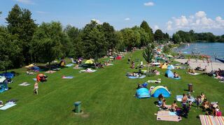 Familien dürfen nach den Lockerungen in den Corona-Restriktionen wieder zusammenliegen und das Freizeitbad öffnen. Trotz der verkürzten Saison freuten sich die Betreiber über eine noch erfolgreiche Badezeit.