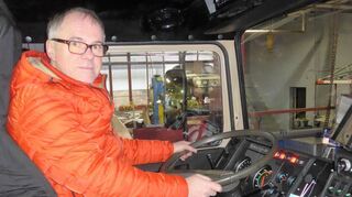 Henry Kramer am Steuer. Der Fahrersitz ist bequem und so auch für lange Strecken geeignet.
