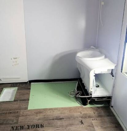 Der Ausbau startet mit der Nasszelle, in der es ein WC und eine Dusche gibt.