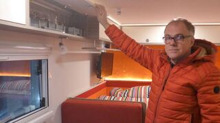 Praktisch und genau abgemessen: Henry Kramer hat alle Schränke im Wohnmobil selbst eingebaut.