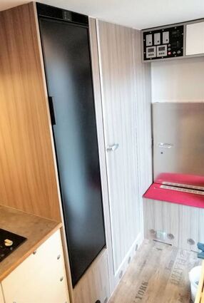 Viel Platz bietet der große Kühlschrank im Wagen.