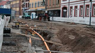 Die nächste Großbaustelle: In der Oberen Hauptstraße ist der Austausch der Gasleitungen nicht mehr aufschiebbar. Die Bauar-beiten beginnen Ende September (hier vorm Stadtwerkegebäude, r.) und kommen schneller voran als geplant.