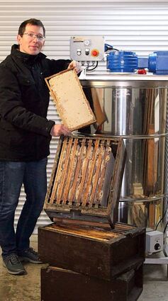 Der Imker an der Abfüllmaschine.