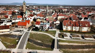 Das Hochwasserschutz- und Ökologieprojekt am Kraichbach, hier im April 2020, trägt zum neuen Stadtbild bei – soll es auch ins übergreifende Logo einfließen?