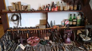 Viele unterschiedliche Werkzeuge hatte ein Schuhmacher in seiner Werkstatt – Zangen, Ahlen, Hämmer, es ist alles dabei.
