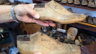 Heidrun Engelhardt-Geiß zeigt ein Paar Leisten aus Holz, die mit dem Namen „Edda“ versehen sind.