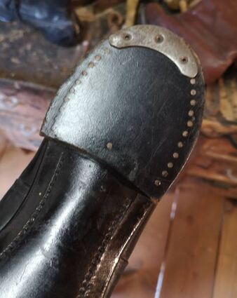 Der Absatz ist mit Metall verstärkt und mit Nägeln gut festgemacht.