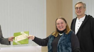 Dank fürs Engagement: Christian Palmer, Leiter der Musikschule Hockenheim, übergibt einen Gutschein an Annelie Bayer und Frank Seifert für Idee und Umsetzung der Online-Weihnachtskonzerte, die viele Zuschauer begeistert haben.