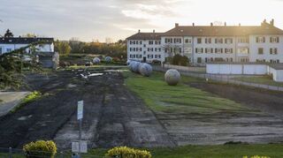Die runden Wassertanks sind mannshoch und erinnern ein wenig an die Murmeln eines Murmelspiels.