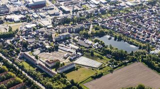 Im Stadtviertel Neuland lädt der kleine See „Russenweiher“ in der rechten Bildhälfte zum Verweilen ein. Links davon verschwindet langsam die fächerförmige Anlage der Gärtnerei Decker, auf deren Gelände Wohnbebauung entstehen wird.