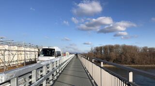 Die Salierbrücke im Januar 2020. Der neue Fußweg lädt zum Spaziergang übern Rhein ein. Auf der neuen Fahrbahn fährt der Shuttlebus und links ist die Baustelle.