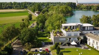 Auch in Zeiten der Corona-Pandemie liegt das überregional bekannte Seehotel idyllisch am Ketscher Anglersee. Von außen erkennt man keine Sorgen und Hoffnungen.