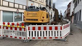 Wegen eisiger Temperaturen steht die Baustelle in der Karlsruher Straße für einige Tage still. Bald soll es weitergehen.