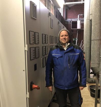 Bäderleiter Patrick Berndt steht neben der neuen Elektrotechnik. Von hier aus werden beispielsweise die Förderpumpen angesteuert.
