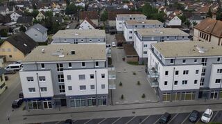 Die Gebäude der neuen Ortsmitte sind seit geraumer Zeit fertig, nun füllt sich das Zentrum mit Leben. Während in dem linken Gebäudekomplex die Volksbank eine Heimat gefunden hat, soll in den nächsten Wochen ins Erdgeschoss des rechten Gebäudes eine Arztpraxis einziehen. Im Gebäude A des Alten Schulhauses (rechts zu sehen) sollen die Gemeindebücherei, der Jugendtreff Point und der Heimatverein für Leben sorgen.