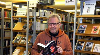 Ist mit der Zahl der Ausleihen im Corona-Jahr 2020 noch ganz zufrieden: Dieter Reif vor den Neuheiten, die die Stadtbibliothek jedes Jahr reichlich präsentiert.