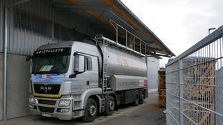 Die Ketscher Firmen „Kurpfalz Pellets“ und „Schenk Wärme – Wasser – Sonne“ von Tilman Schenk waren die ersten Anrainer in der Thüringer Straße im Gewerbegebiets Süd.