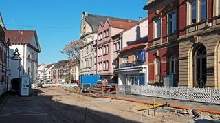 Eines der mehrfach verschobenen und nun kostspieligeren Projekte der Stadt: Die Sanierung der Oberen Hauptstraße (r.: Rathaus) kostet sechs Millionen Euro.