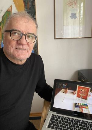 Josef Walch an seinem „Arbeitsgerät“. Zu sehen ist auf dem Bildschirm ein Film, der Kindern das berühmte Bild von Paul Klee „Senecio“ vermittelt.