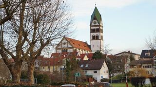 Bürgermeister Jürgen Kappenstein kann dem Lockdown sogar eine gute Seite abgewinnen, so würden ihm Bürger berichten, dass es in Ketsch mit seinem Wahrzeichen, der Kirche St. Sebastian, ruhiger und bewusster gelebt werde.  Bild: Brückl