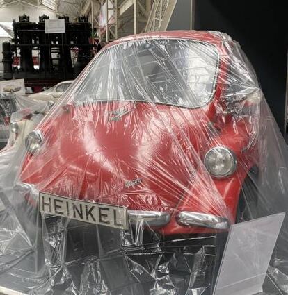 Der Heinkel-Kabinenroller ist schon verpackt, damit renoviert werden kann.
