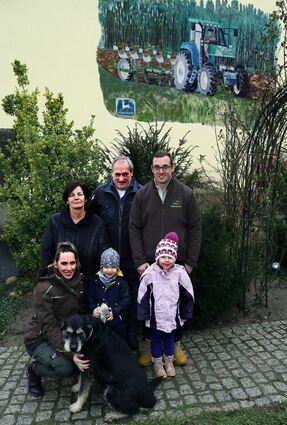 Die Schmitts: Oma Doris ( (hinten v. l.), Opa Helmut, Inhaber Tobias sowie Helen (vorne v. l.), Paul und Charlotte mit Hofhund „Tiger“.