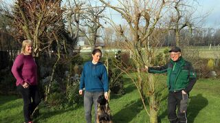 Birgit (v. l.), Lisa und Karl Rinklef mit der Belgischen Schäferhündin „Wanja“ auf dem heimischen Hof.